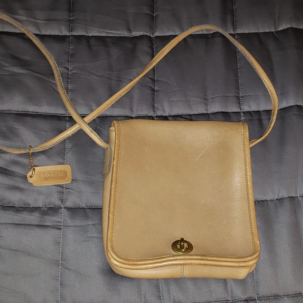 Vintage Coach Tan Leather Turnlock